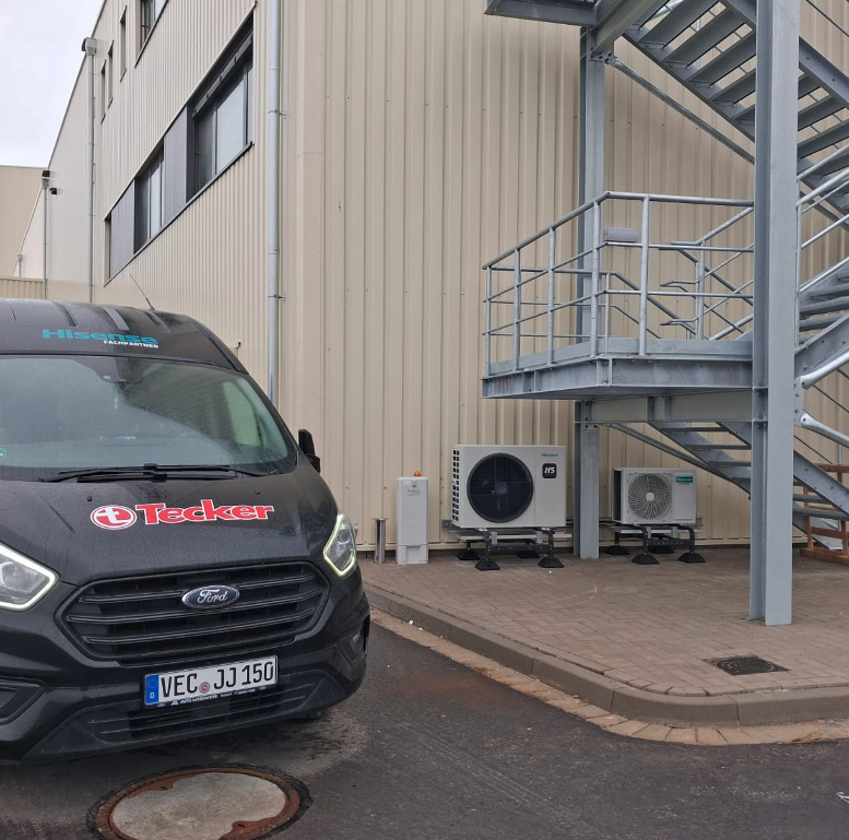 Aufnahme Bulli Tecker vor zwei Klimaanlagen