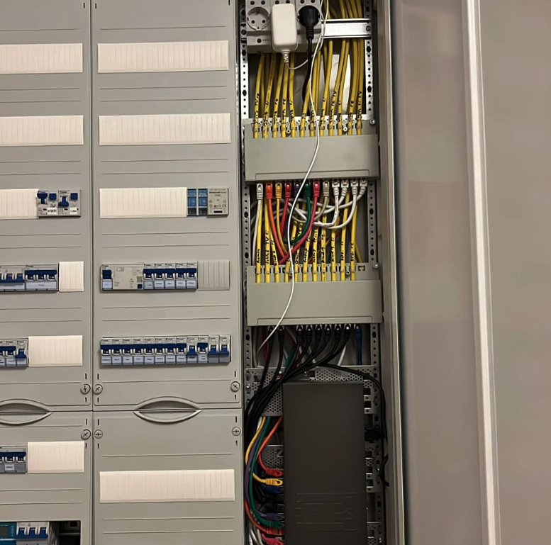 Nahaufnahme Stromkosten mit Sicherungen und gelben Kabeln