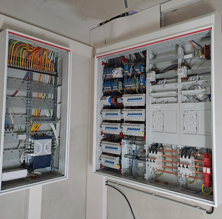 Nahaufnahme Stromkosten mit offenen Türen und Kabeln