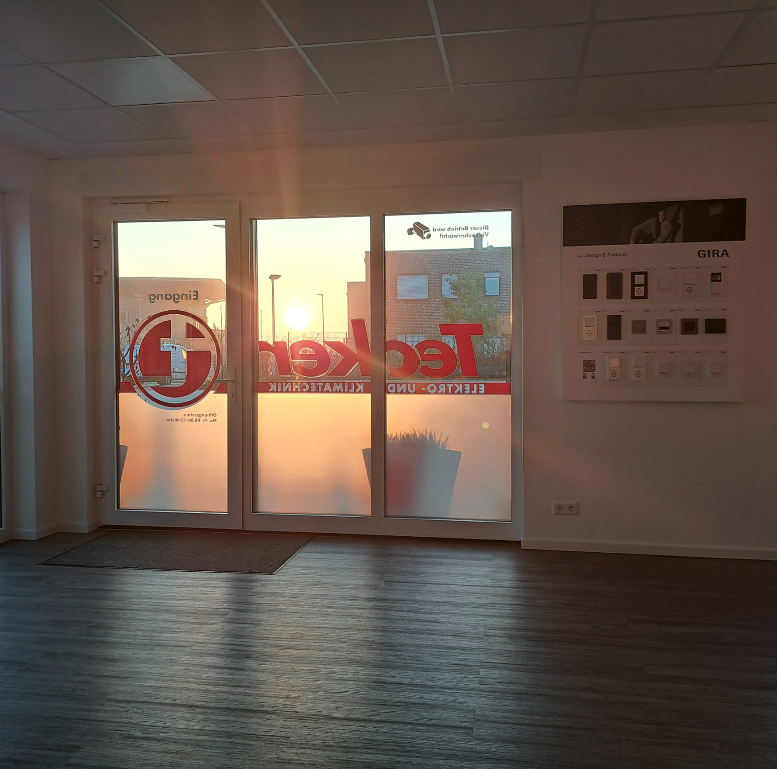 Innenansicht der Räumlichkeiten von Tecker mit Ausblick nach draußen