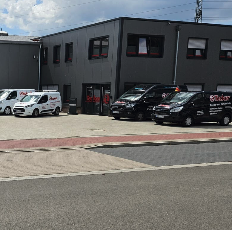 Aufnahme des Eingangsbereichs und der Parkplätze von Tecker