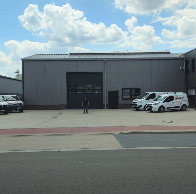 Aufnahme des Standorts von Tecker in Damme mit Bullis und Halle